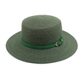 Détail d'un chapeau de paille vert foncé avec ruban vert clair et boucle dorée - M (56-58cm) / Vert Foncé
