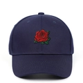 Détail de la broderie rose rouge sur une casquette de baseball en coton bleu marine - Bleu marine