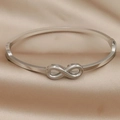 Bracelet infini en acier inoxydable poli argenté sur fond en soie de couleur champagne - B752 Argent