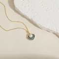 Collana a conchiglia dorata con smalto blu e un ciondolo con perla bianca centrale - Perla di conchiglia