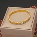 Detail van gouden Nazar-armband met geometrisch gaas op een beige sieradendoosje - Boze Oog Holle Geometrische Stijl (2#)