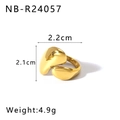 Dettaglio di un anello dorato irregolare con dimensioni 2,1 cm e 2,2 cm - Stile Cuore Asimmetrico (NB-R24057)