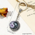 Drehbarer Yin Yang Schmetterling Schlüsselanhänger mit silbernem Halbmondrahmen aus Metall - Silber Hohle Mond Yin Yang Floral (Lila)