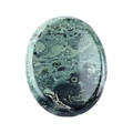 Pierre de pouce ovale polie verte et noire avec motifs d'yeux naturels - Pierre de Moineau / 45*35*8mm