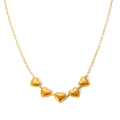 Détail du collier à cœurs dorés avec chaîne de 40,5 cm et cinq pendentifs polis - Collier à Cinq Pendentifs Coeur (HC-N40093)