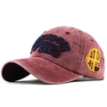 Detailaufnahme der roten Vintage-Baseballcap aus Baumwolle mit Discovery-Stickerei - Burgunderrot