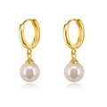 Detailopname van gepolijste gouden oorringen met glanzende ronde witte parelhangers - Goud (Witte Parel 8mm)