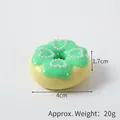 Mini donut jaune pastel avec crème vert menthe et décors de cœurs en perles - Modèle uniquement / Donut Trèfle Vert