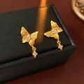 Dettaglio di orecchini vintage a farfalla in oro opaco con zirconi scintillanti - Perno in Argento 925 / Placcato Oro / Farfalla dorata