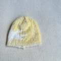 Détail du bonnet en peluche jaune à motif d'étoiles avec texture douce tricotée - 2-4 Ans / Jaune