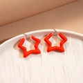 Dettaglio macro di orecchini a stella rossi opachi su vassoio in ceramica - Forma a Stella Rossa (Perno in Argento)