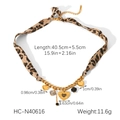 Detailansicht der Halskette mit Leopardenmuster, Herzanhängern und Größenangaben - Leopard Print Herz Patchwork Halskette (HC-N40616)
