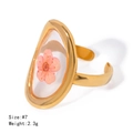 Anillo abierto de acero dorado con una flor seca rosa en un engaste de resina triangular - Estilo Triángulo Invertido de Flores Secas Rosas (JDRW2403021)