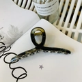 13cm tortoise shell resin hair claw clip with golden spring on an open book - 13cm Hanger Type / Translucent Black Gradient