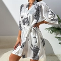 Kurzer Satin-Bademantel in Weiß mit Leopardenmuster, Bindegürtel und Seidenglanz - S / Weiß Leopard