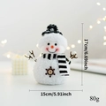 Vue détaillée du bonhomme de neige en peluche avec écharpe à carreaux et dimensions - Bonhomme de neige à chapeau rond