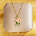 Collier plaqué or 18 carats avec pendentif fleur rose et feuilles vertes sur soie - Fleur en Émail Rose