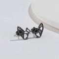 Primer plano de pendientes de ardilla origami huecos en acero inoxidable negro - Negro