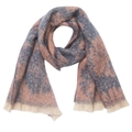 Detailaufnahme von Winterschal mit blaugrauem Blumenmuster und weichen beige Fransen - Tiffany Blau