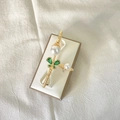 Bracciale rigido placcato oro con quadrifoglio verde e dettagli in perle naturali - G Verde