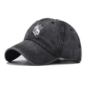 Dettaglio del ricamo farfalla fiamma su un berretto da baseball in cotone lavato vintage - Regolabile / Nero