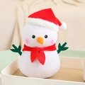 Pupazzo di neve di peluche con cappello e sciarpa rossi e braccia a ramo verdi per regali - Stile Sciarpa Rossa