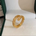 Makroaufnahme des Schlangenrings in Gold mit detaillierten Schuppen und weißen Zirkonia - Gold