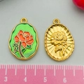 Ciondoli a fiore in smalto dorato per gioielli fai da te mostrati con un righello - 23x16mm / Peonia Verde