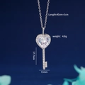Collana chiave a cuore argento con ciondolo in zircone su sfondo blu scuro - Chiave Argento Bianco