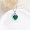 Dettaglio ravvicinato della collana a cuore con gemma verde e alone di zirconi bianchi - Smeraldo