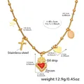 Detail der goldenen Edelstahlhalskette mit Herz-, Kreuz- und Blumenanhängern und Maßangaben - Herz Multi-Accessoire Halskette (TXP329)