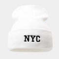 Bonnet en maille blanc avec broderie NYC noire, chapeau d'hiver minimaliste pour le camping - Taille unique / Blanc
