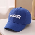 Detail der königsblauen Kinderkappe mit weißer Winner-Stickerei und hochwertiger Baumwolle - 54cm (3-8 Jahre) / Blau