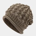 Gros plan sur la texture en tricot ajouré et le bord côtelé de ce bonnet tricoté marron - Taille unique / Kaki