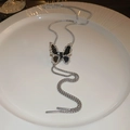 Detail einer verstellbaren silbernen Bolo-Halskette mit schwarzem Schmetterling-Anhänger - Schmetterling Halskette (Schwarz)