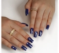 Dettaglio di unghie finte rettangolari blu intenso lucido con anelli smaltati dorati - Stile Quadrato Lucido Blu Navy (JP2309)