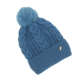 Détail du bonnet en maille bleu brume avec pompon moelleux et logo en métal de feuille - Taille unique / Bleu sarcelle