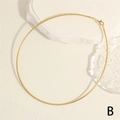 Dettaglio della catena a serpente placcata oro 18K con chiusura a moschettone su marmo - Catena a Serpente Densa (NE2144-B)
