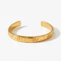 Goldener Boho-Armreif mit Sonnenblumen-Prägung und weißen Zirkonia-Steinen - Sonnenblumen-Relief (KA1222) / Gold