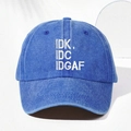 Detalle del bordado blanco IDK IDC IDGAF en una gorra de béisbol de mezclilla azul - Azul Real