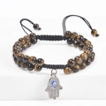 Detailansicht der Tigerauge-Steine und Hand der Fatima am zweireihigen Armband - Gelber Tigerauge Doppellagiger Stil (Stil-3)