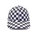 Dettaglio ravvicinato di un classico cappellino da baseball a scacchi neri e bianchi - Checkered