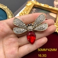 Dettaglio spilla a libellula con cristalli e zircone rosso a goccia, misura 50x42mm - Oro Rosso