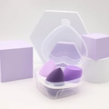 Detalle del set de esponjas de maquillaje moradas en caja transparente de corazón - Juego de 3 / Púrpura Taro