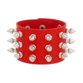 Bracciale largo in pelle rossa stile punk con tre file di borchie a punta argentate - Rosso