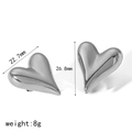 Dettaglio degli orecchini a cuore argentati con dimensioni 22,7 mm di larghezza e 26,8 mm - Argento