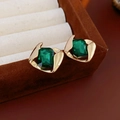 Dettaglio di orecchini vintage in resina verde smeraldo con bordi dorati in una scatola - Orecchini a Bottone Quadrati Verde Smeraldo (Con Perno in Argento 925)