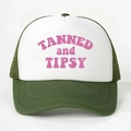 Olijfgroene en witte trucker pet met TANNED and TIPSY opdruk en ademend mesh - Eén maat / Legergroen