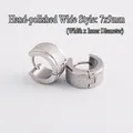 Makro-Detail von 7mm breiten silbernen Klappcreolen mit matter Textur und polierten Kanten - 7X9mm / Stahlfarbe (1 Stck)