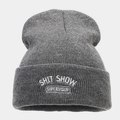 Detailansicht der SHIT SHOW Stickerei auf einer dunkelgrauen Strickmütze aus Acryl - Dunkelgrau